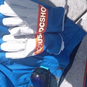 DC BANSHEE SNOWBOARD PANTS AND GLOVES